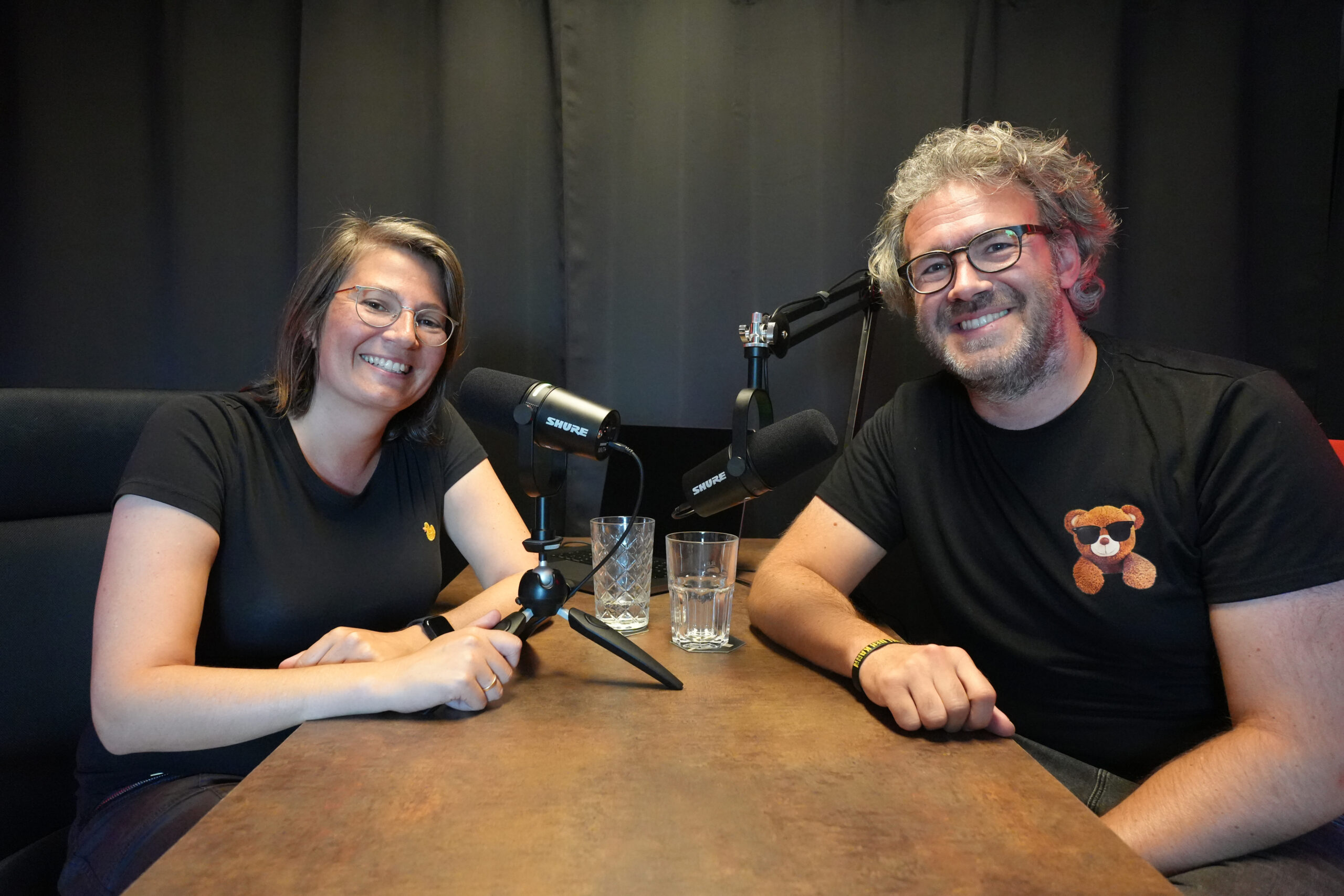 Adina und Arne im Studio ihres Personalmarketing Podcasts für Städte bei Schwarzwald Anker