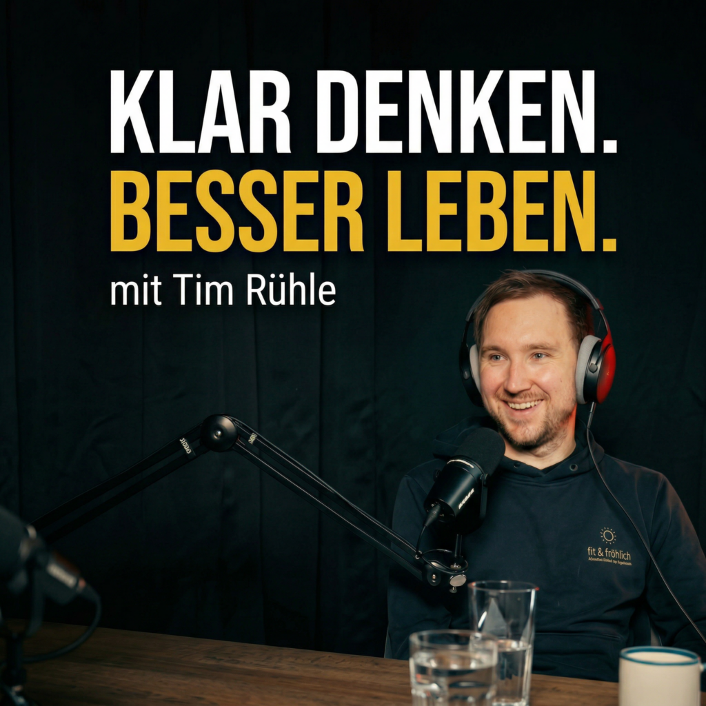Tim Rühle sitzt im Pordcast Studio von Schwarzwald Anker vor einem Mikrofon und lacht entspannt.