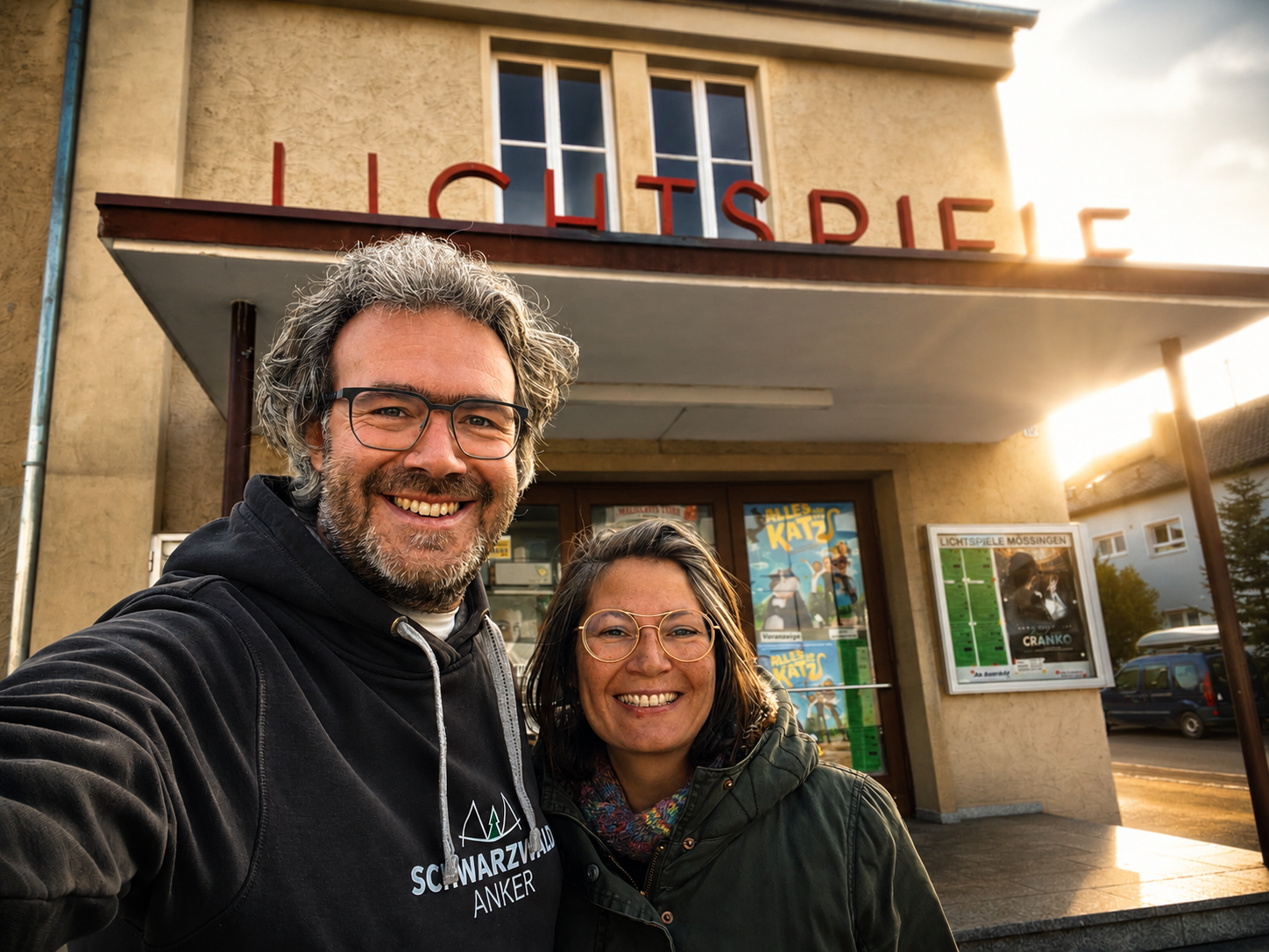 Adina und Arne Kocher vor den Lichtspielen Mössingen – Schwarzwald Anker präsentiert Filme auch im Kino