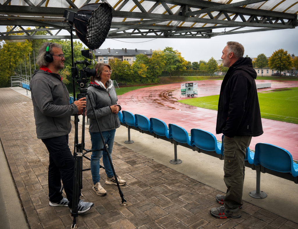 Adina und Arne Kocher von Schwarzwald Anker beim Dreh vor Ort in Böblingen