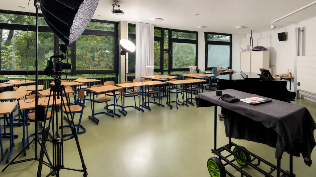 Adina und Arne Kocher von Schwarzwald Anker beim Dreh in einer Schule der Stadt Böblingen