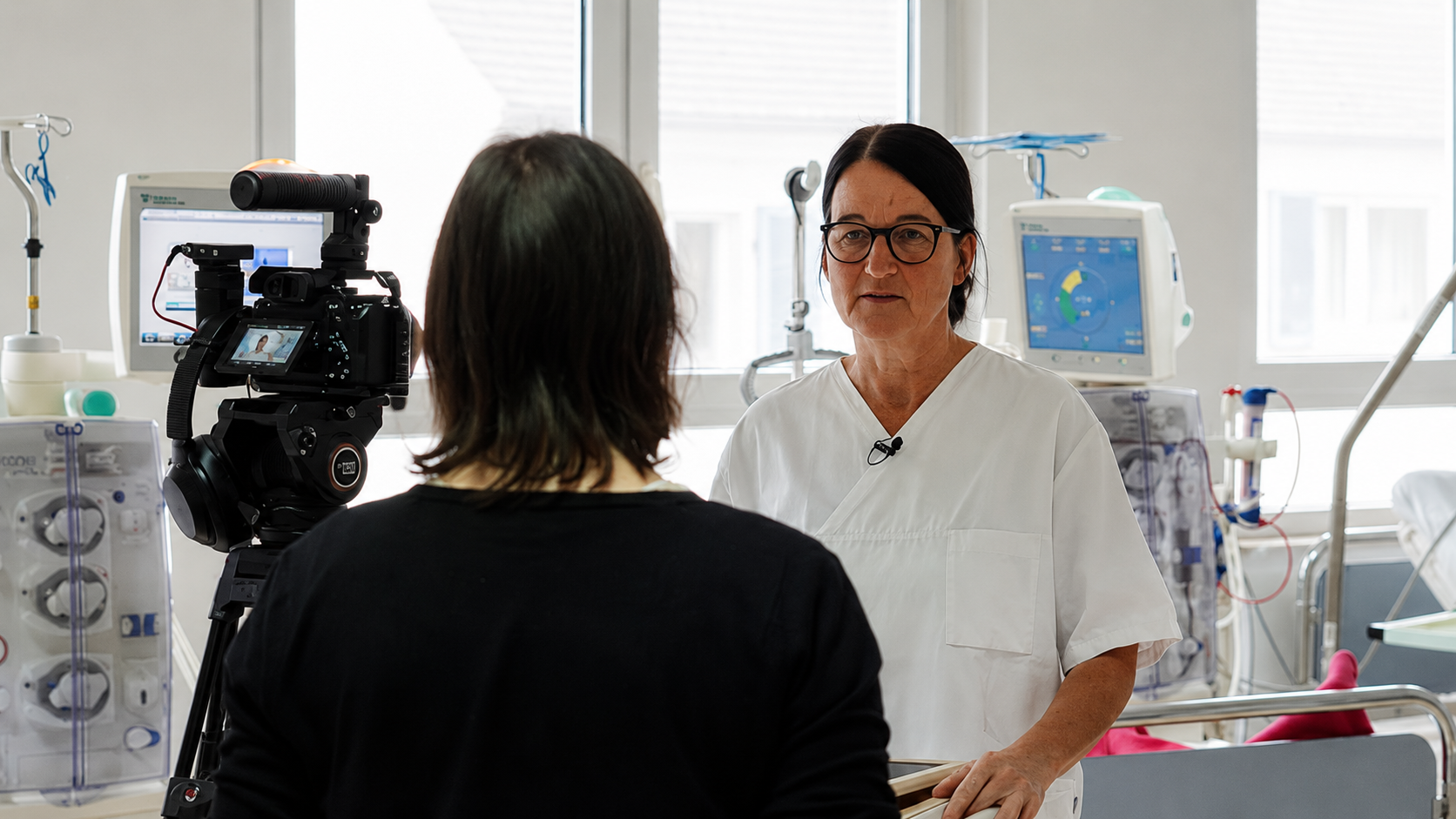 Adina Kocher von Schwarzwald Anker bei einer Interview-Sequenz im Nierenzentrum Freiburg