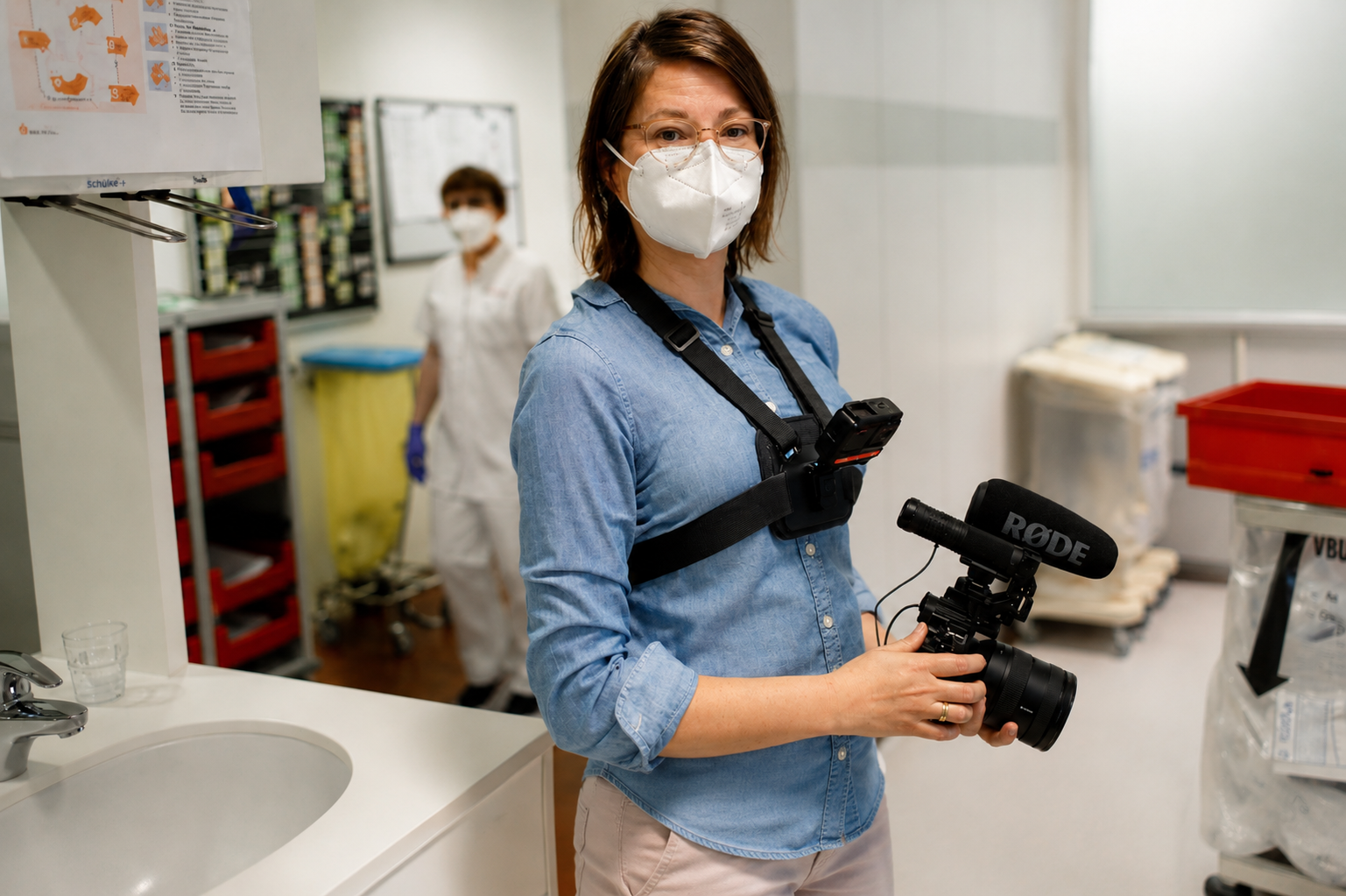 Adina Kocher von Schwarzwald Anker mit den Kameras beim Videodreh im Nierenzentrum Freiburg