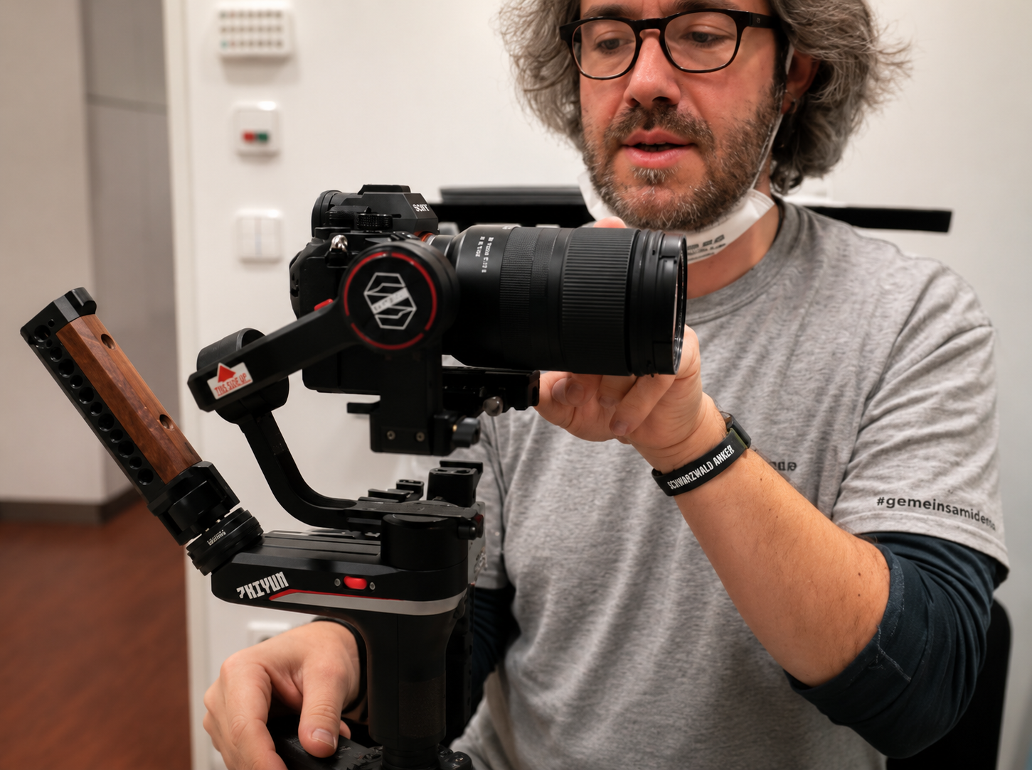 Arne Kocher richtet die Kamera auf dem Gimbal für den Recruiting-Dreh ein
