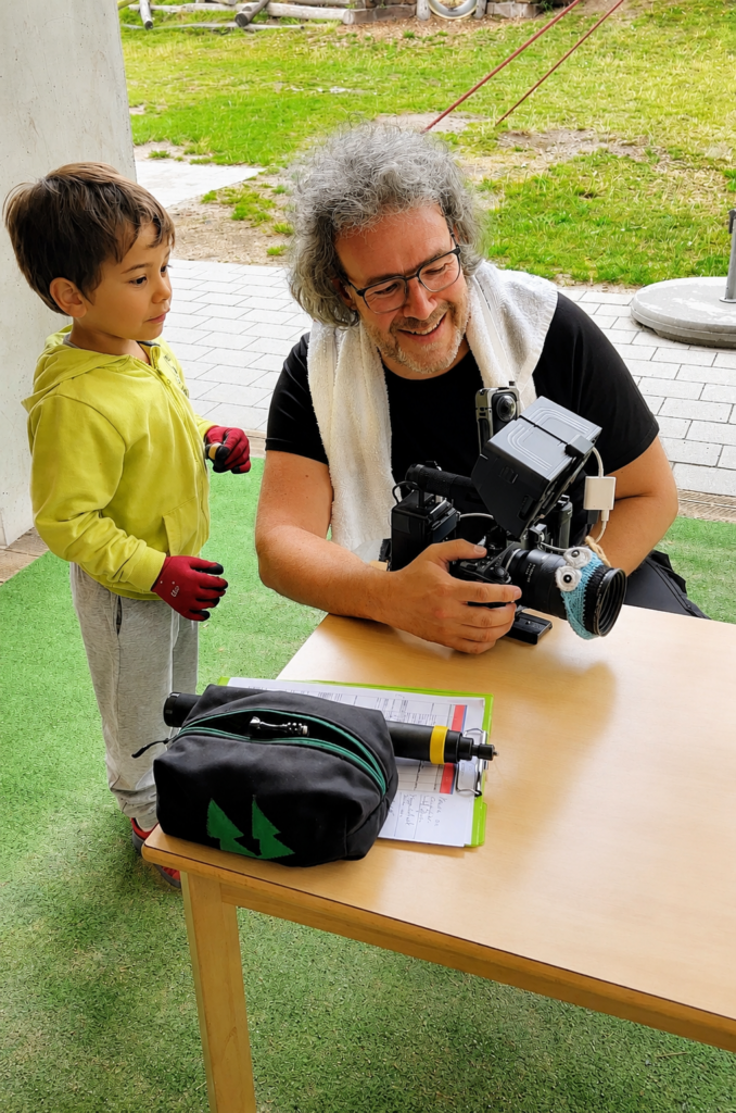 Arne Kocher von Schwarzwald Anker filmt in einer Kita der Stadt Böblingen