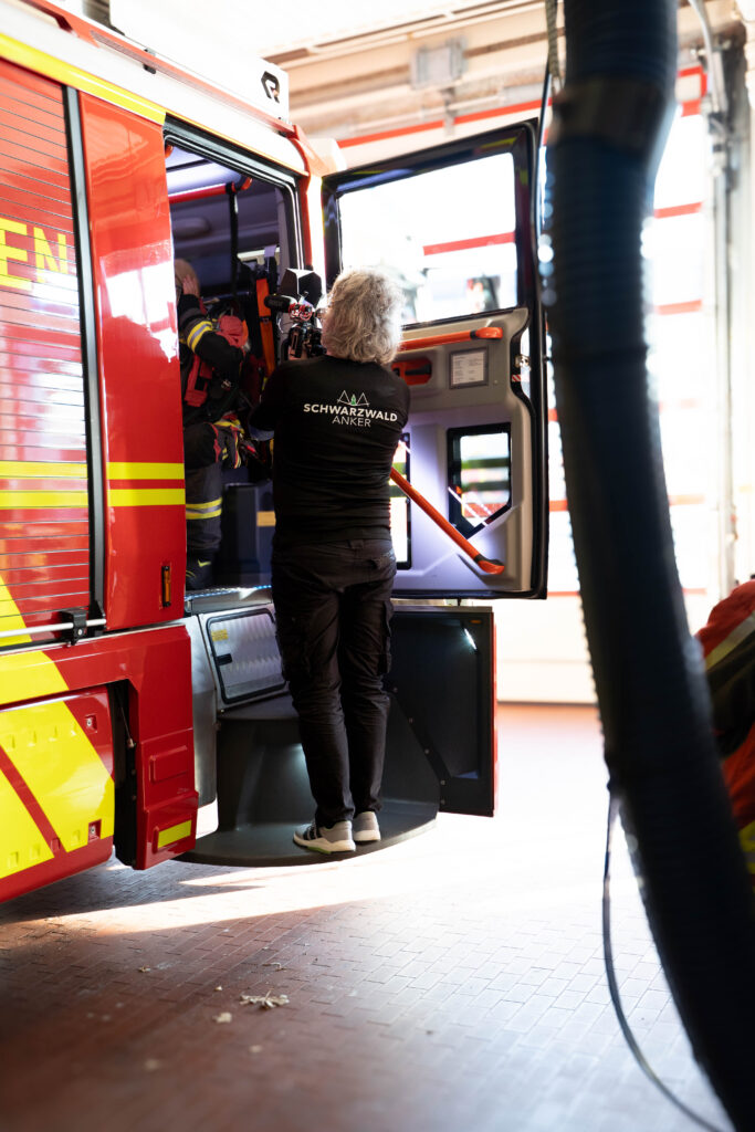 Arne Kocher von Schwarzwald Anker beim Dreh an einem Feuerwehrfahrzeug in Böblingen