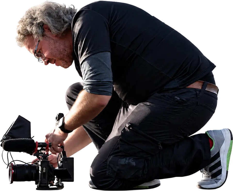Arne Kocher von Schwarzwald Anker kniet beim Videodreh mit Kamera-Rig