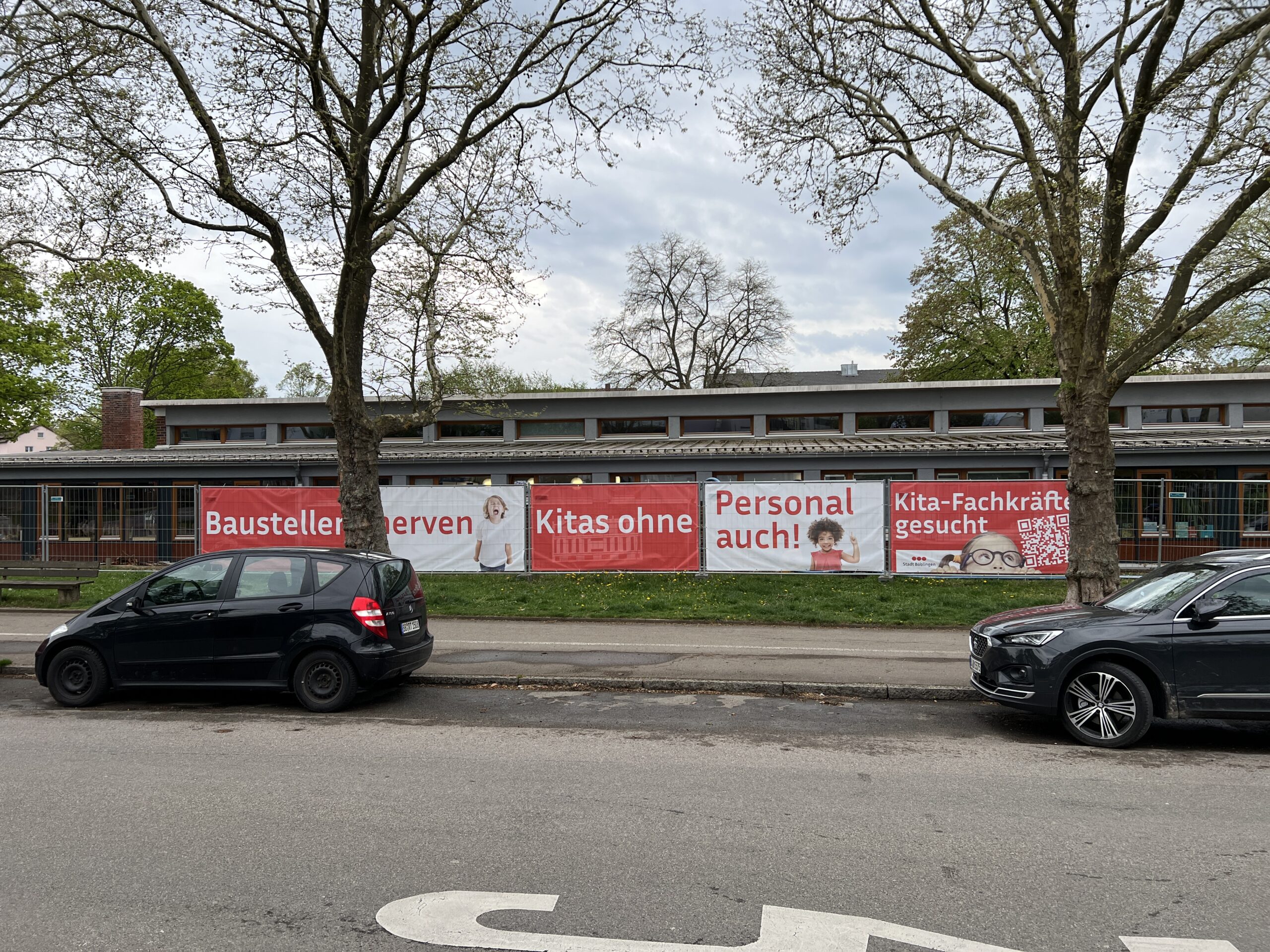 Bauzaunbanner am Kita-Neubau in Böblingen: Kita-Fachkräfte gesucht, mit QR-Code zur Bewerbung