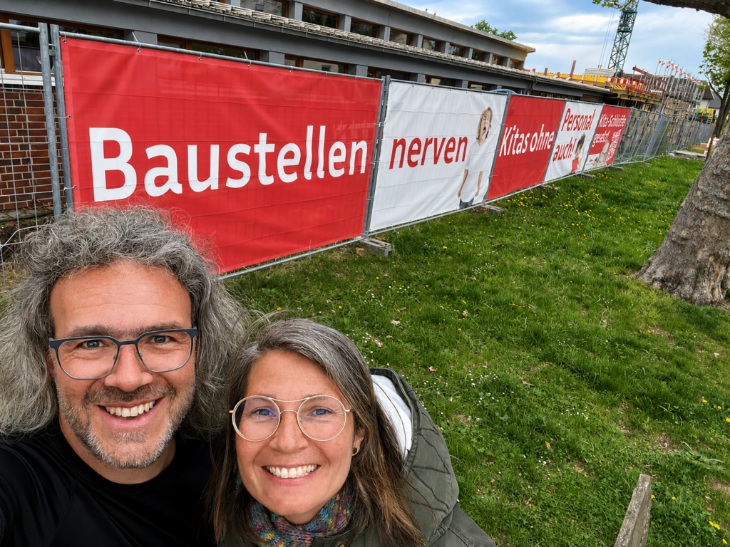 Team von Schwarzwald Anker vor dem Kita-Bauzaunbanner der Stadt Böblingen