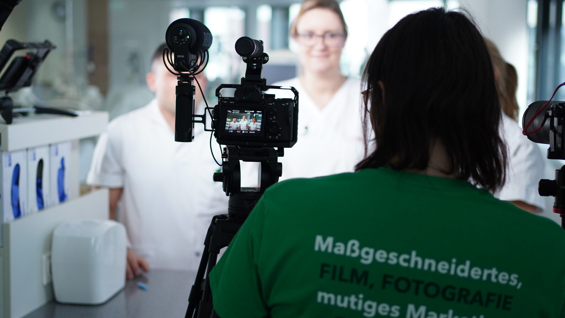 Kamerateam von Schwarzwald Anker beim Interview mit dem Pflegeteam des Nierenzentrums Freiburg