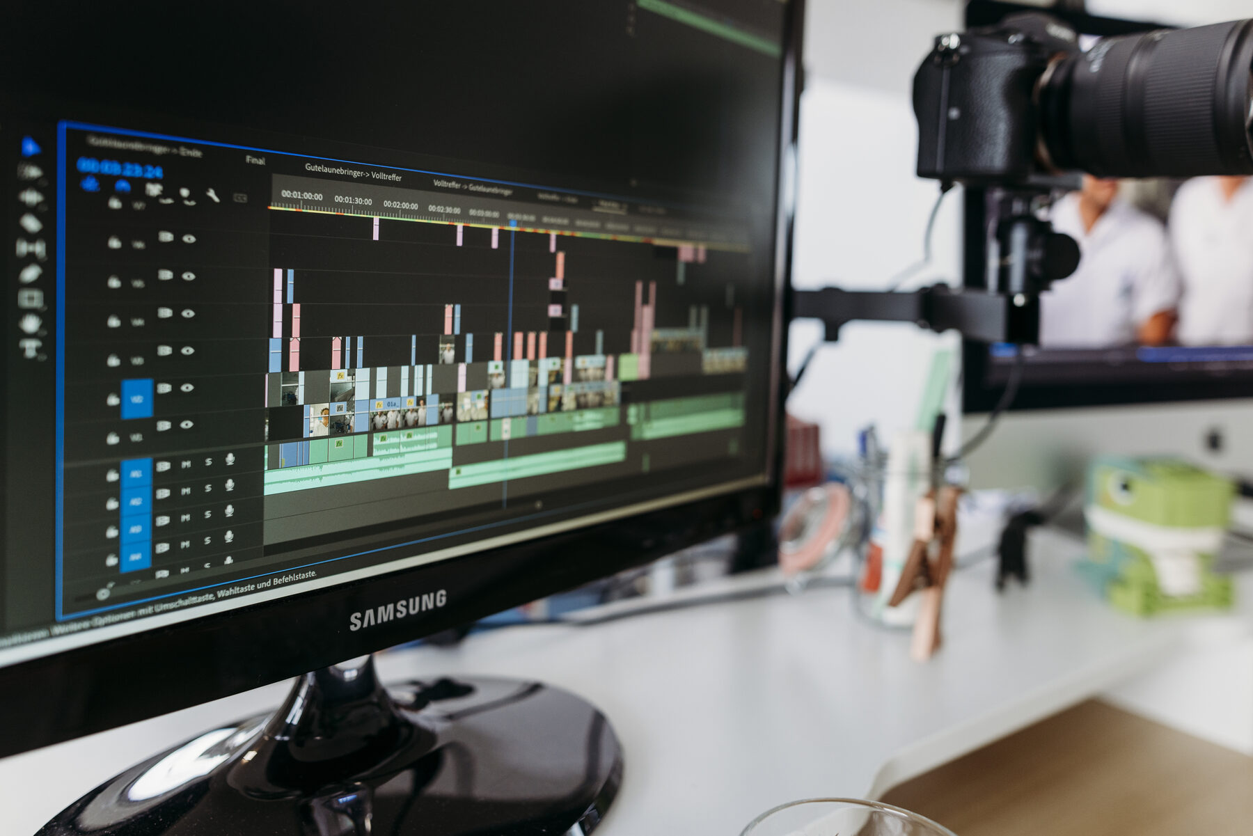 Schnitt-Timeline des Recruiting-Films für das Nierenzentrum Freiburg am Monitor