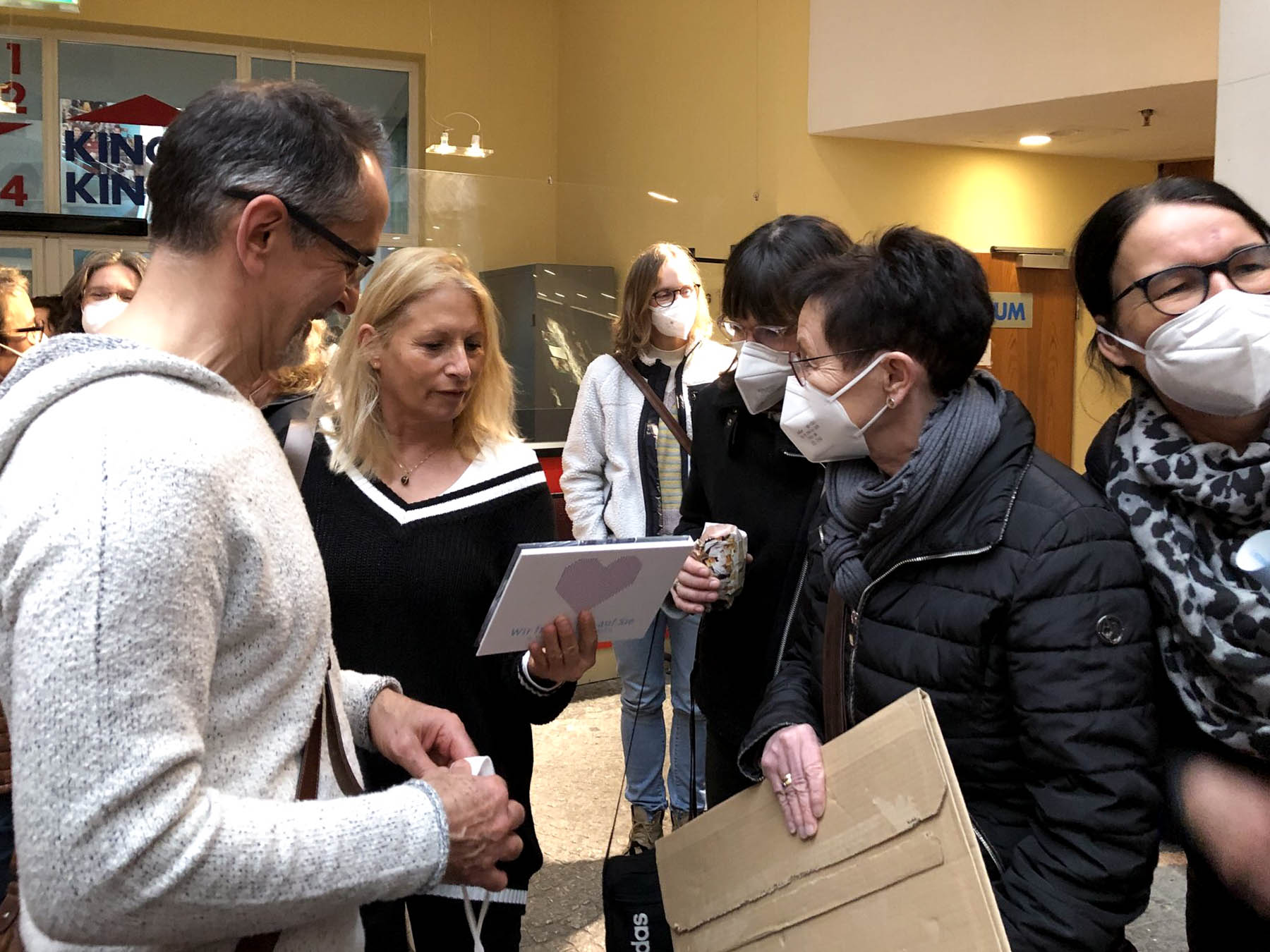 Ankunft der Gäste im Foyer zur Kino-Premiere des Nierenzentrums Freiburg