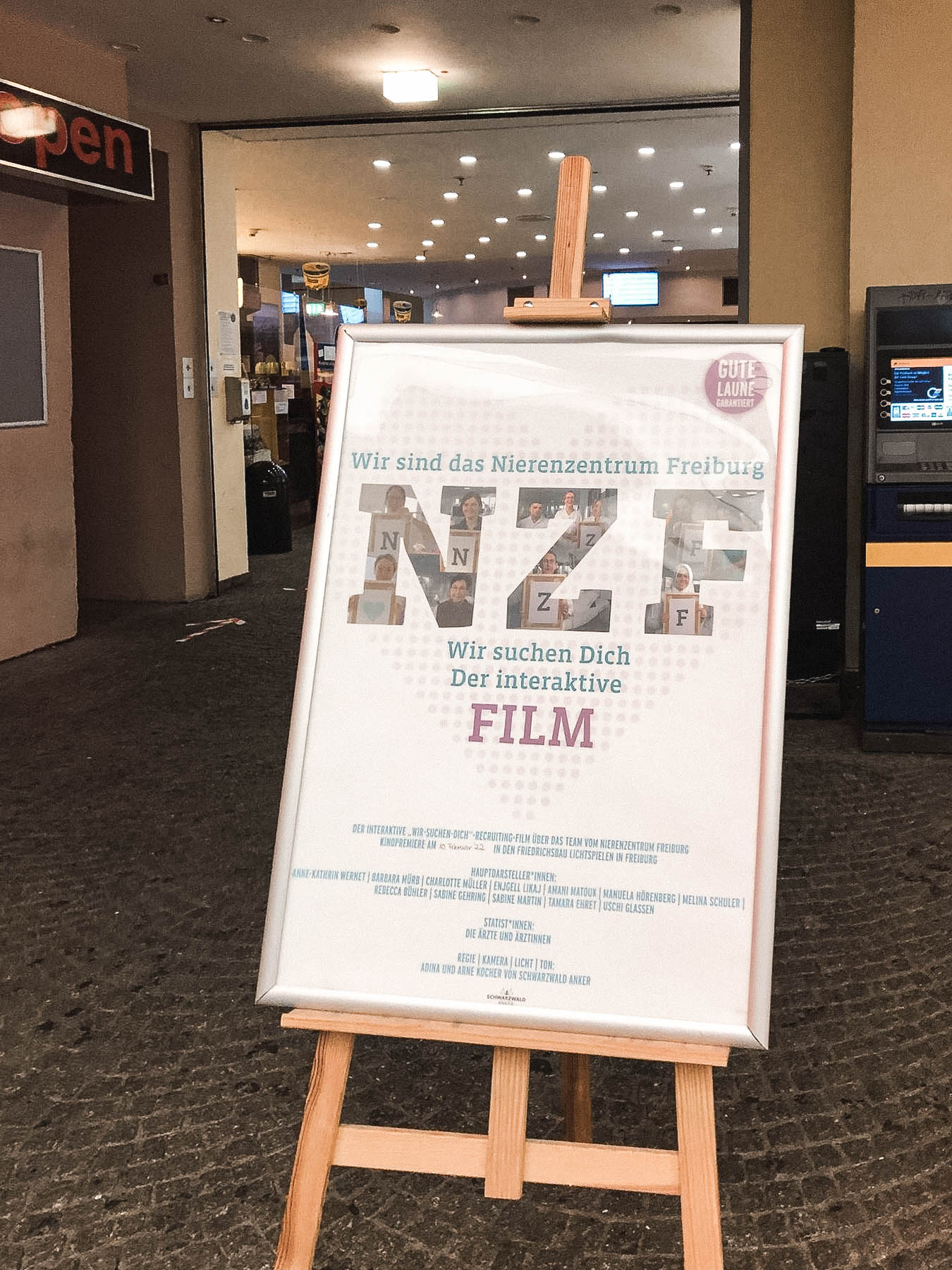 Kinoplakat zur Premiere am Kino-Eingang