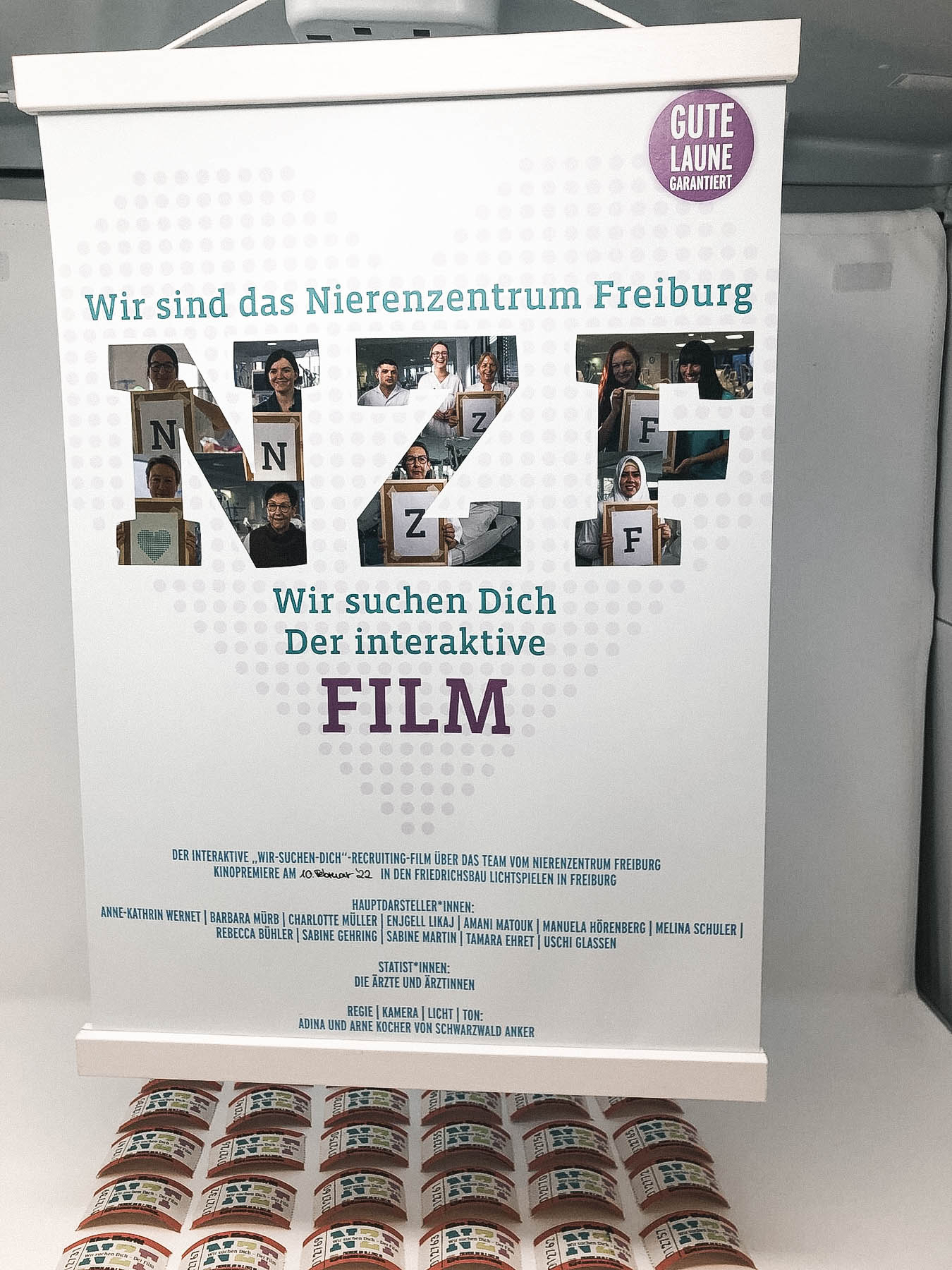 Kinoplakat-Aufsteller und Eintrittskarten zur Premiere im Nierenzentrum Freiburg