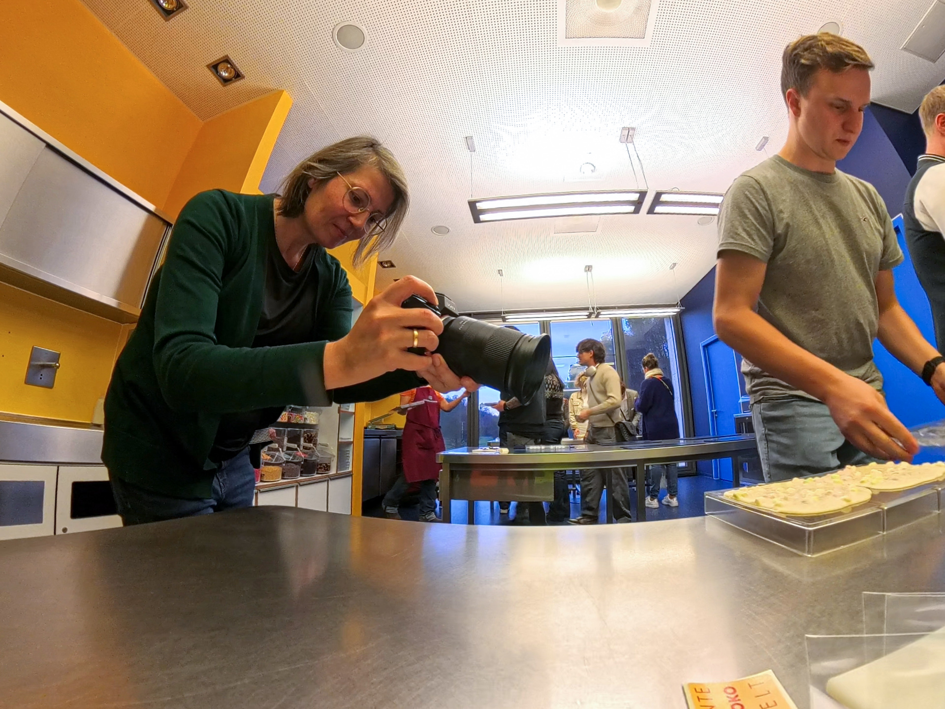Adina Kocher fotografiert in der Schokoladenwerkstatt während des ean50-Jubiläumstags