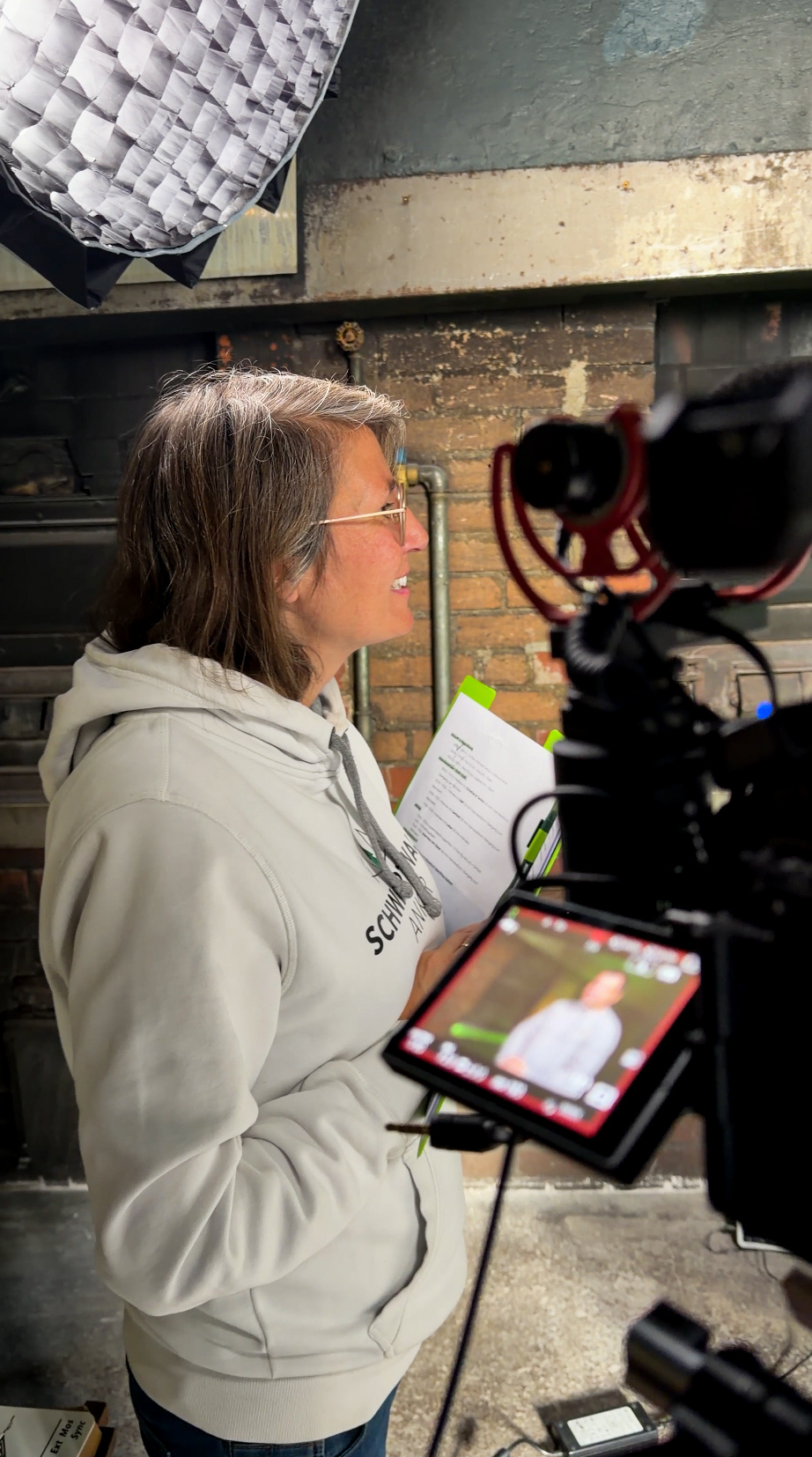 Adina Kocher mit Fragenkatalog beim Interview für den Jubiläumsfilm von ean50
