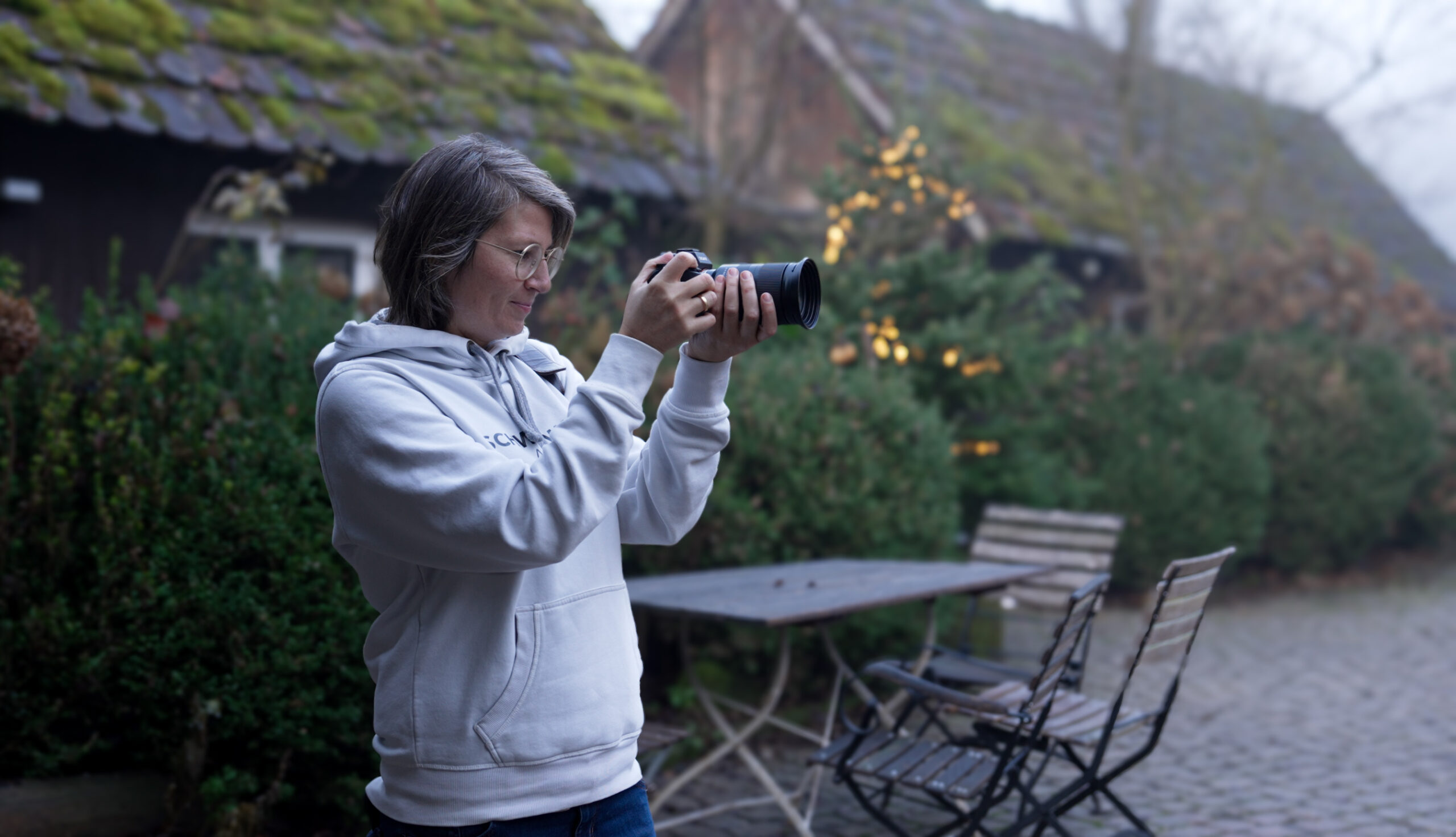 Adina Kocher beim Fotografieren im Hof der Eselsmühle beim ean50-Jubiläum