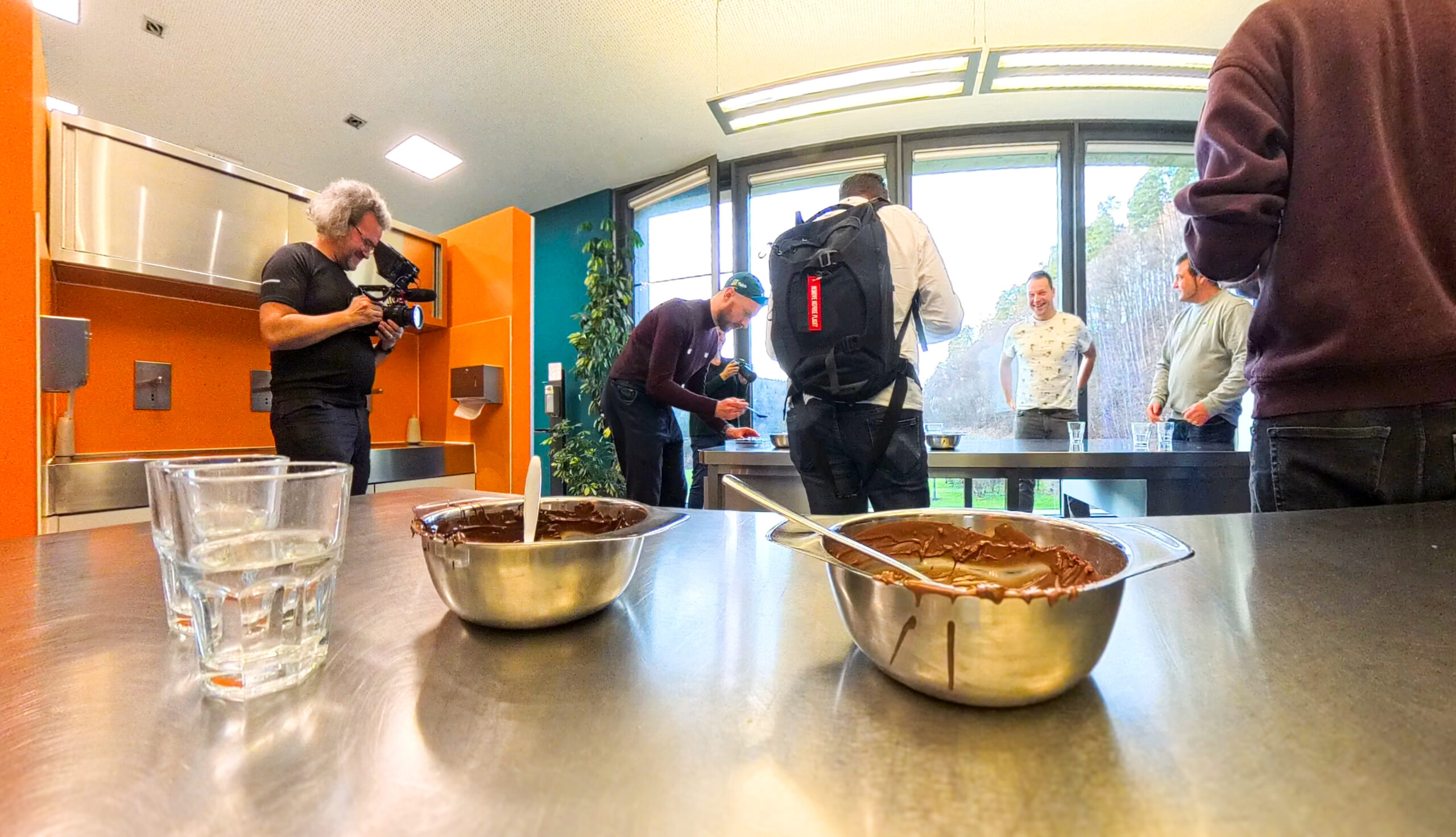 Schokoladenwerkstatt beim ean50-Jubiläum – Arne Kocher filmt das Team bei der Arbeit
