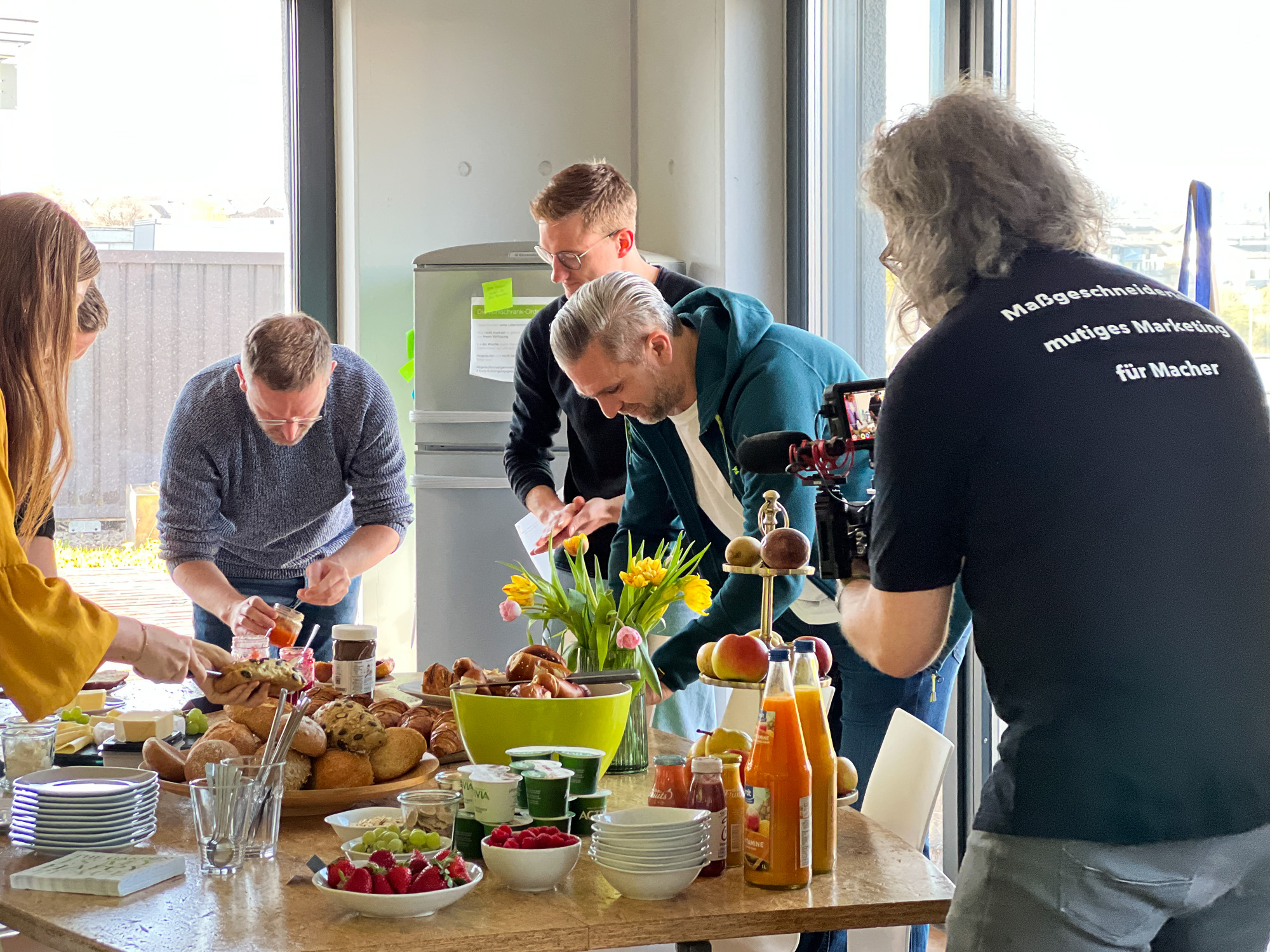 Gemeinsames Frühstück beim Drehtag: Arne Kocher filmt das hitcom-Team am Buffet