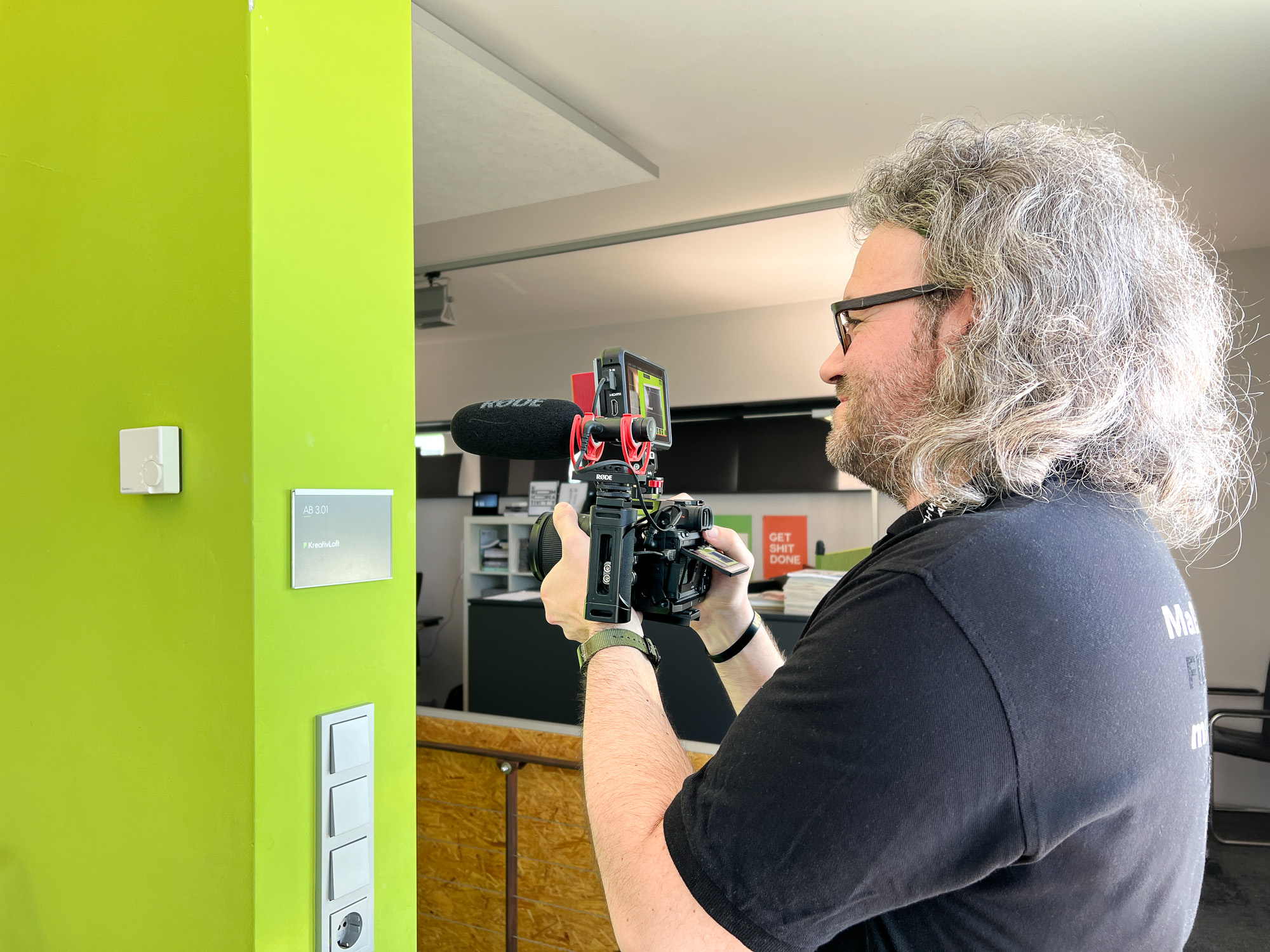 Arne Kocher von Schwarzwald Anker mit Kamera-Rig beim Dreh in den hitcom-Räumen