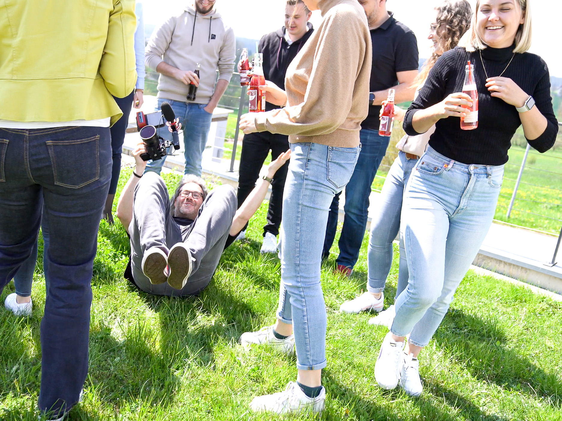 Für die perfekte Einstellung: Arne Kocher filmt im Gras liegend das anstoßende hitcom-Team