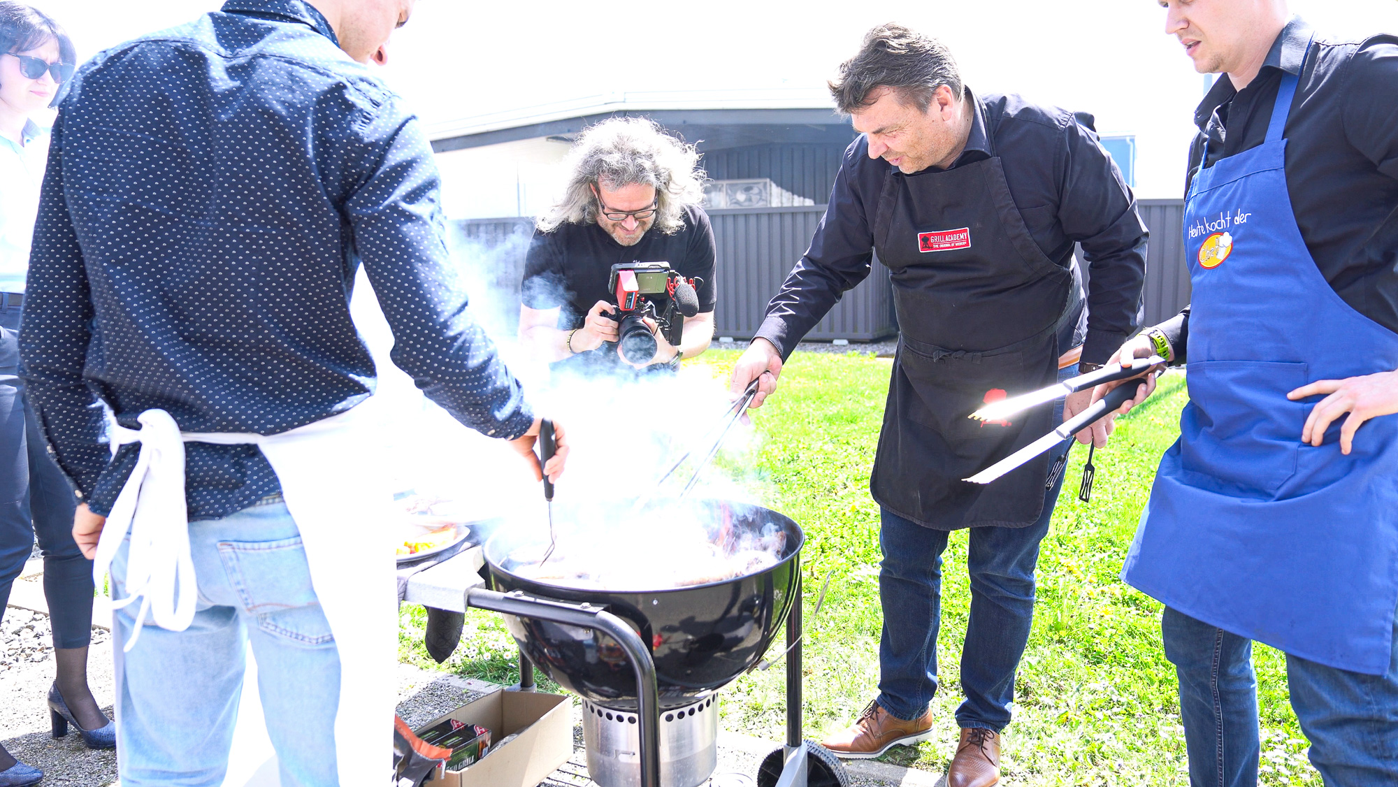 Grillen beim Drehtag: Adina Kocher filmt Steffen von hitcom am Grill