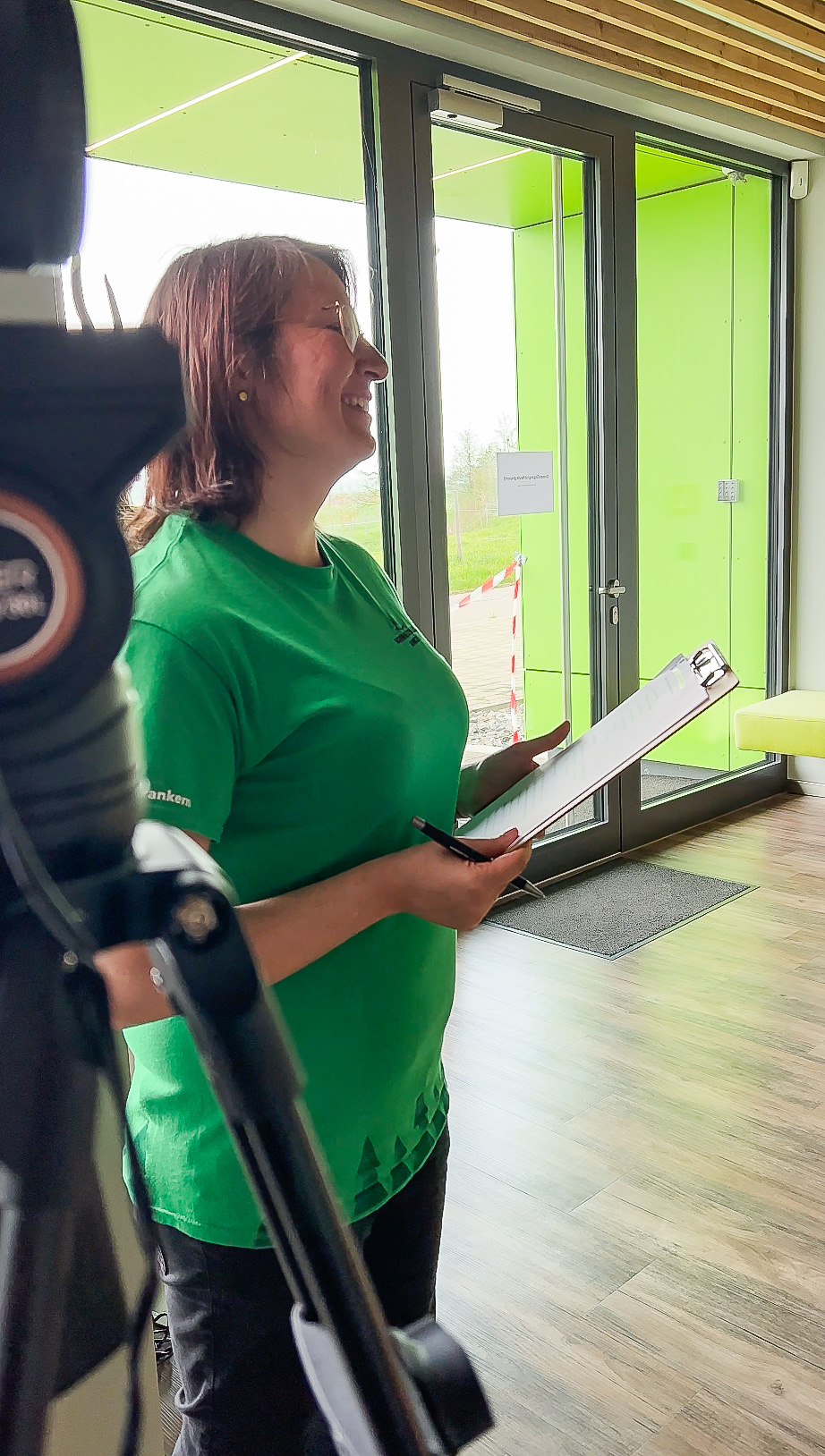 Adina Kocher mit Filmklappe beim Recruiting-Film-Dreh für hitcom