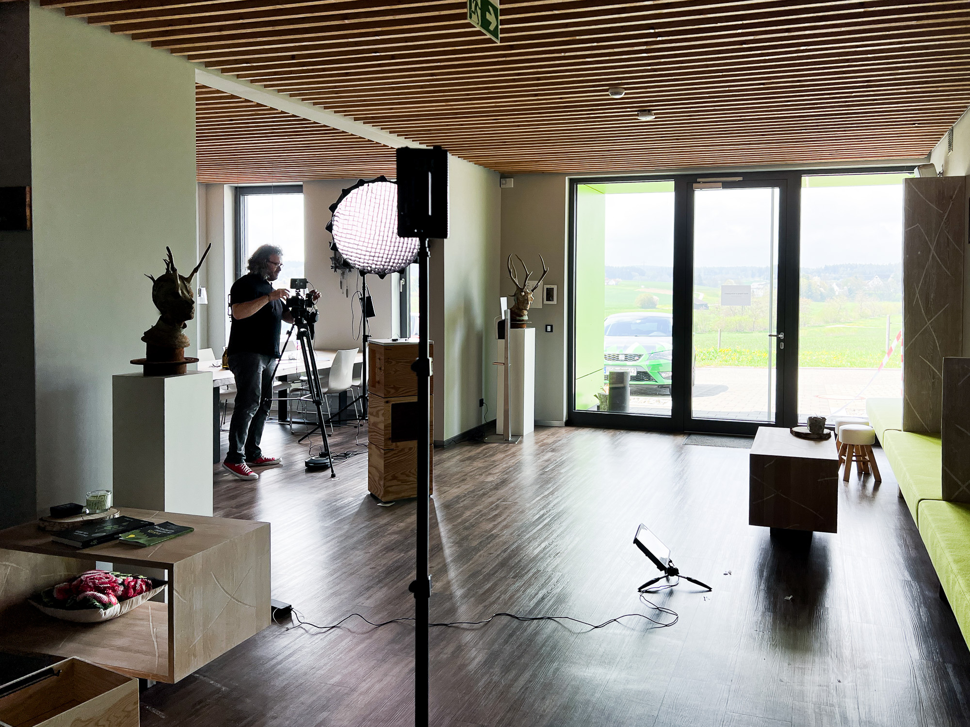 Set-Aufbau bei hitcom: Arne Kocher richtet Kamera und Softbox für die Interviews ein