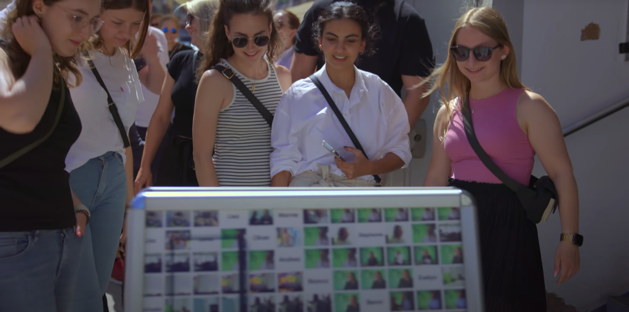 hitcom-Team vor der Foto-Mosaik-Wand bei der Kinopremiere in Rottweil