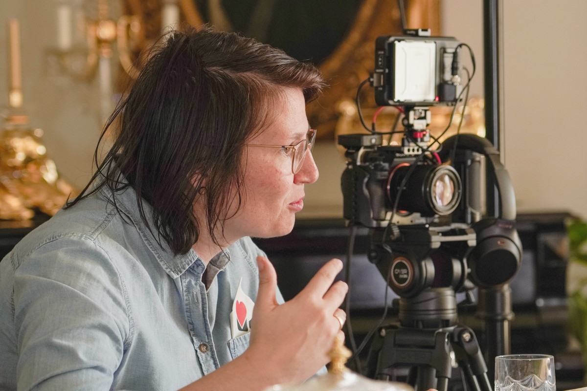 Adina Kocher führt ein Interview am Set, die Kamera läuft