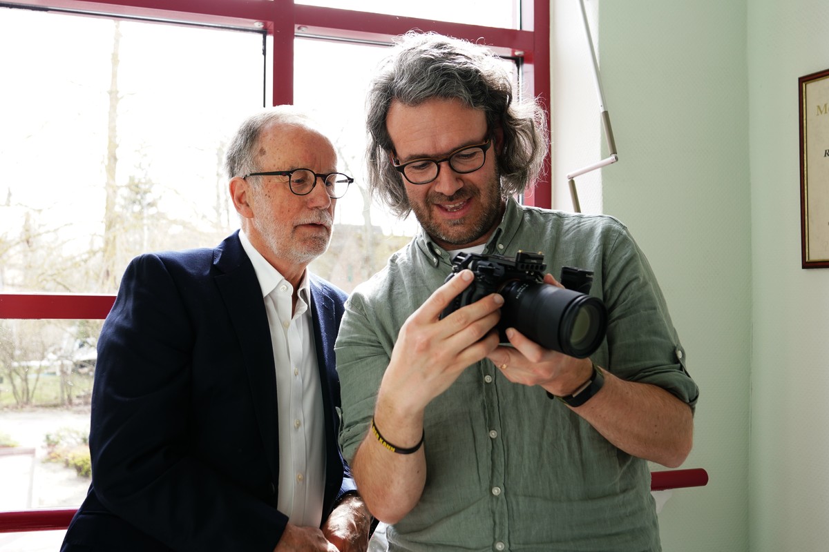 Arne Kocher zeigt einem Kunden die Aufnahmen auf der Kamera