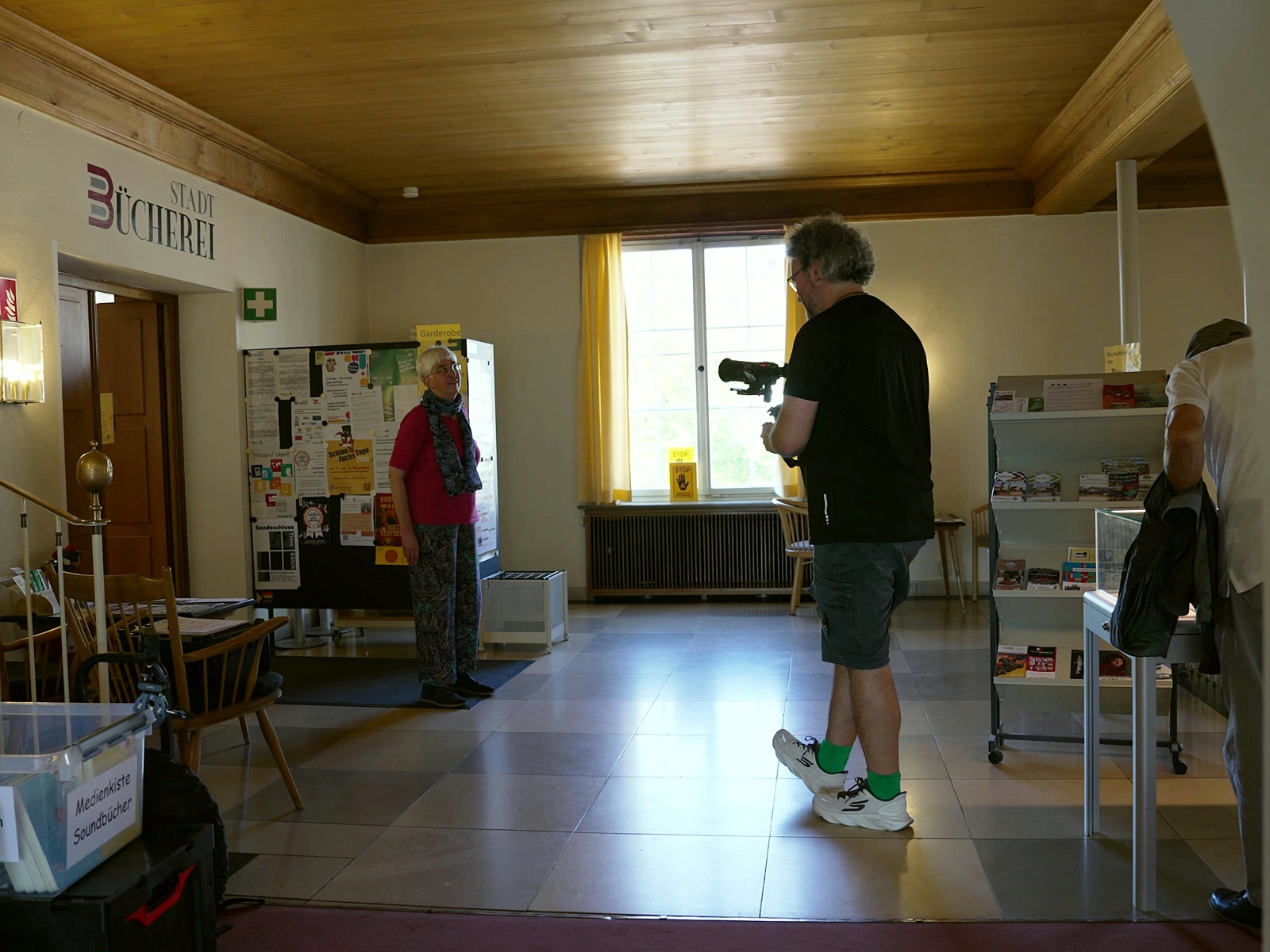 Arne Kocher dreht mit dem Gimbal im Eingang der Stadtbücherei Horb am Neckar