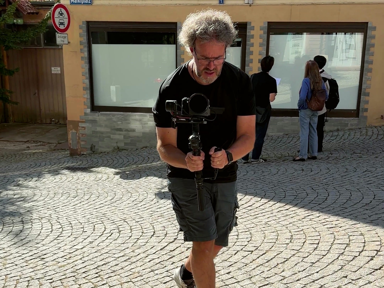 Arne Kocher mit Kamera und Gimbal auf dem Marktplatz in Horb am Neckar