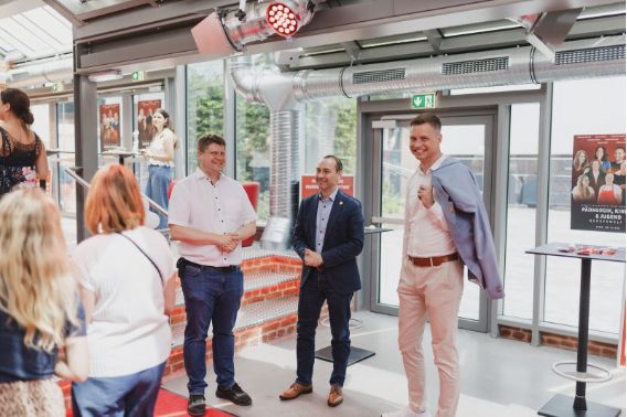Gäste bei der Premiere der Arbeitgebermarke im Kino
