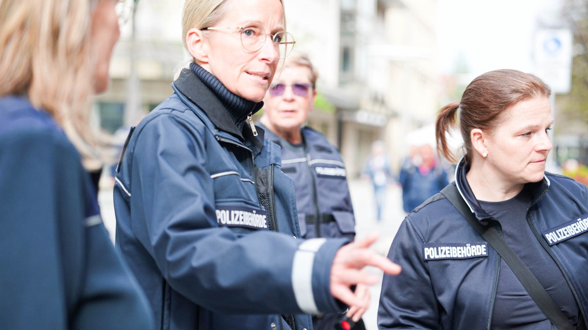 Mitarbeiterinnen des Ordnungsamts Böblingen auf Streife, Vorschaubild zum Recruiting-Video Bürgerservice und Sicherheit