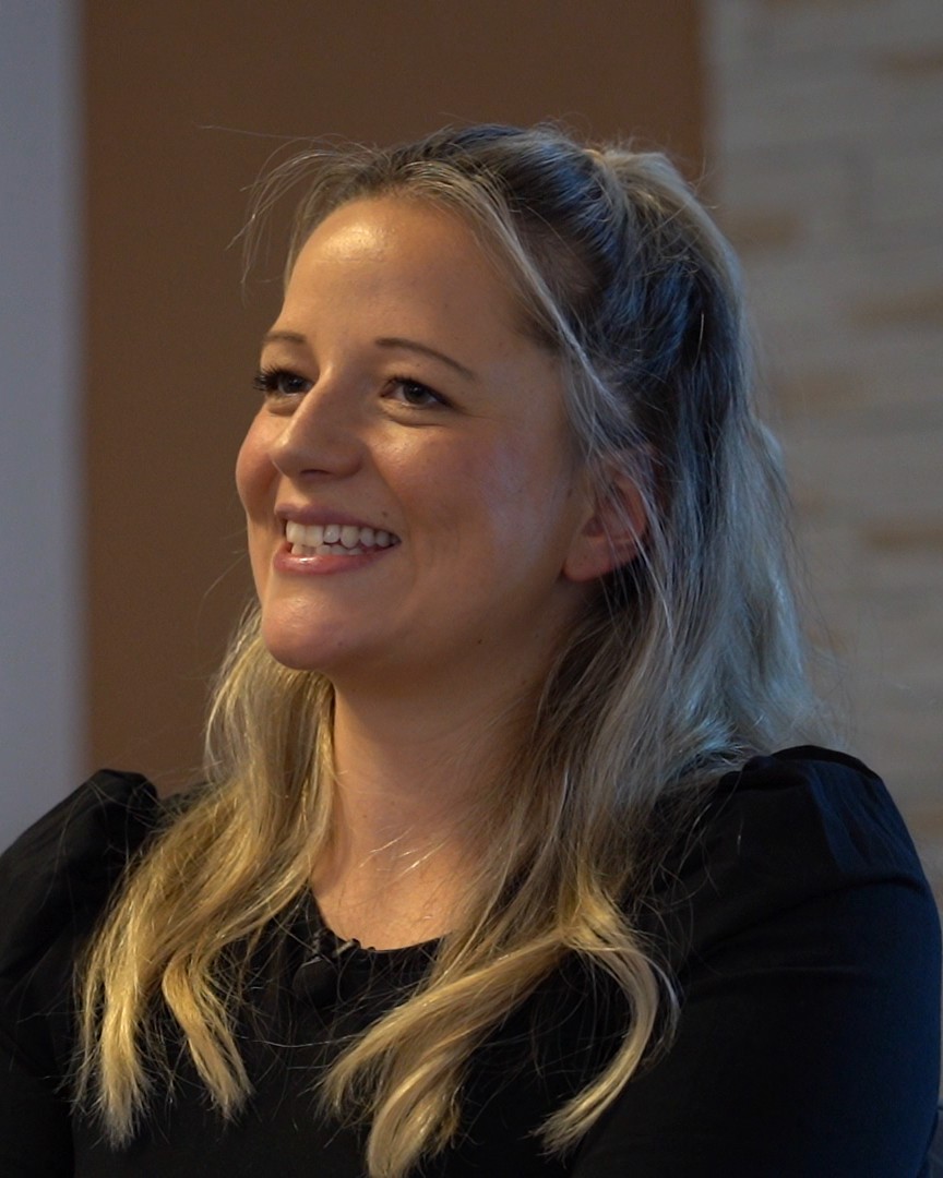 Deißlingerin lacht im Interview für ihren Erinnerungsfilm