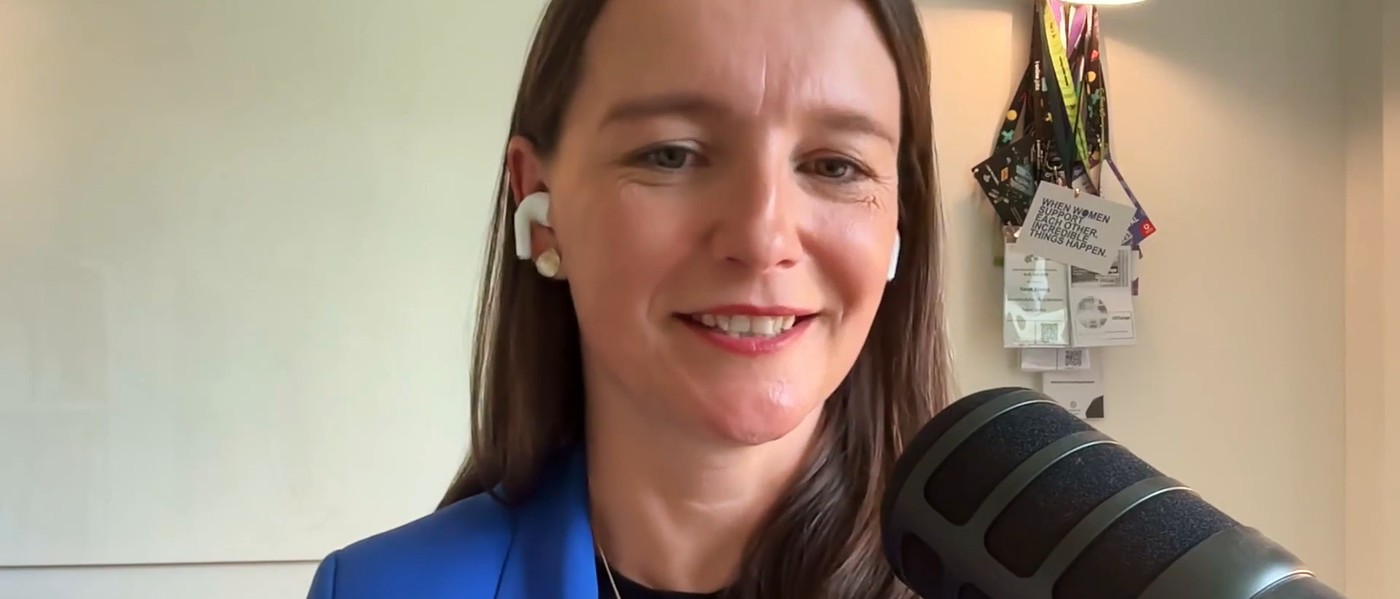 Gast im Videopodcast von Schwarzwald Anker lacht in die Kamera