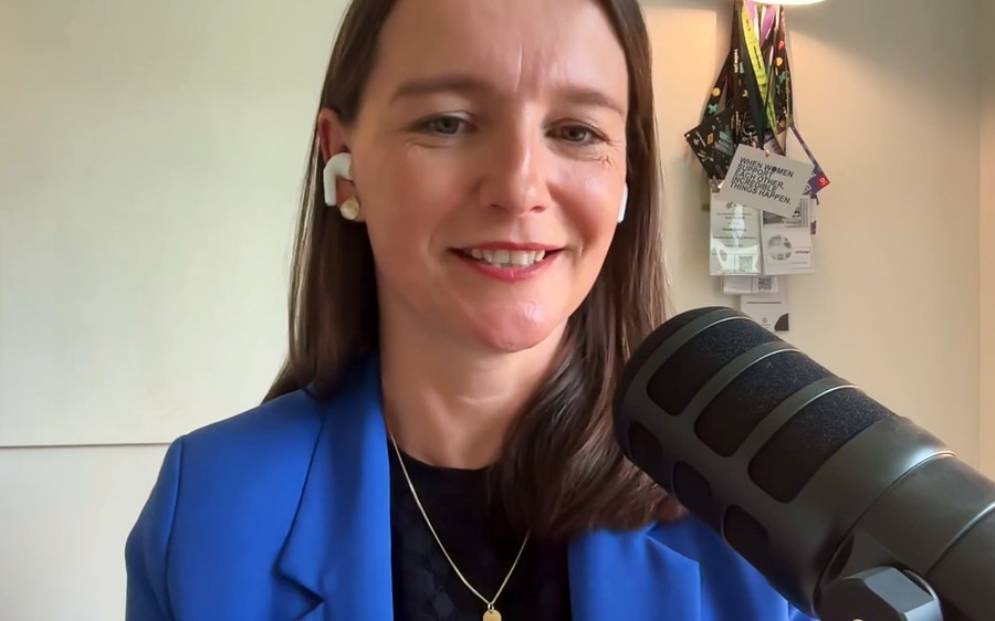 Gast im Videopodcast von Schwarzwald Anker lacht in die Kamera