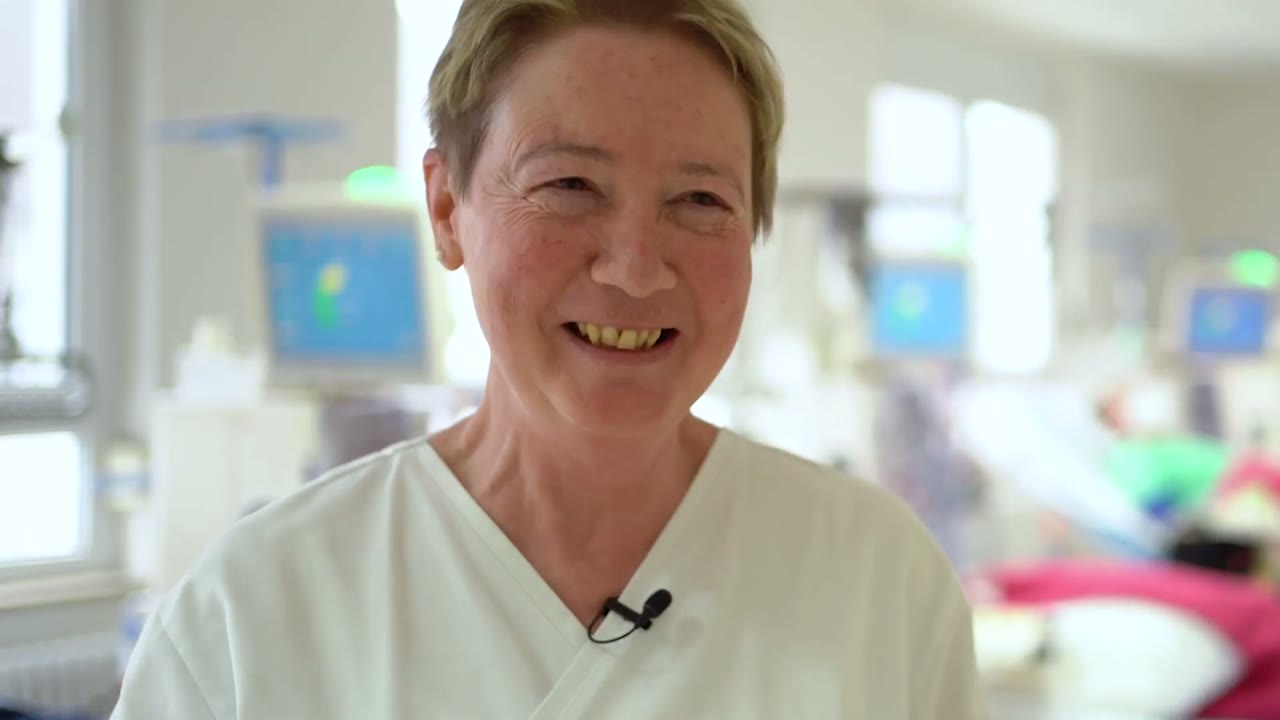 Lachende Pflegekraft des Nierenzentrums Freiburg im Recruiting-Film