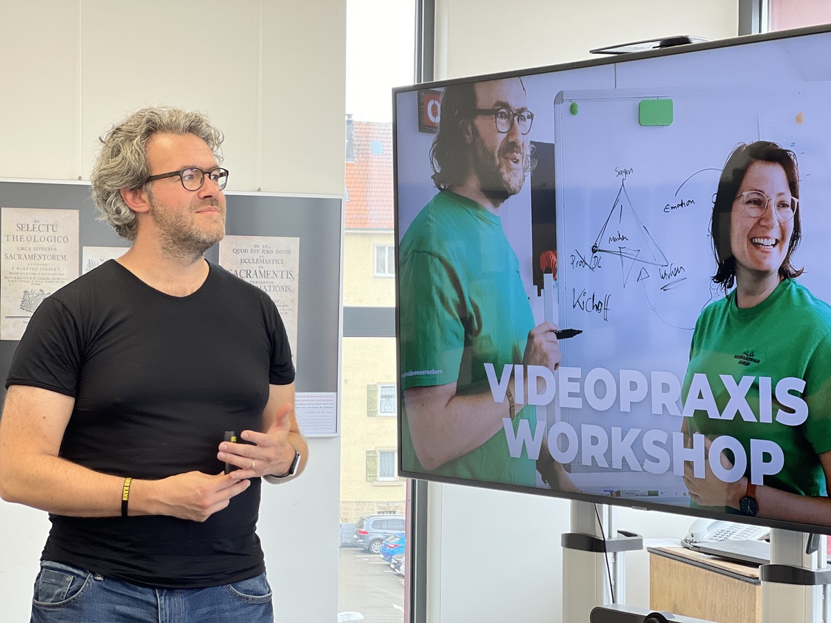 Arne Kocher erklärt im Videopraxis-Workshop in Horb, wie ein Video aufgebaut wird