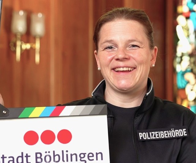 Mitarbeiterin des Ordnungsamts der Stadt Böblingen mit Filmklappe