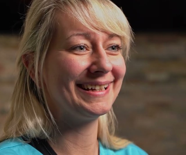 Mitarbeiterin von Wandtke Dental-Technik lacht im Interview
