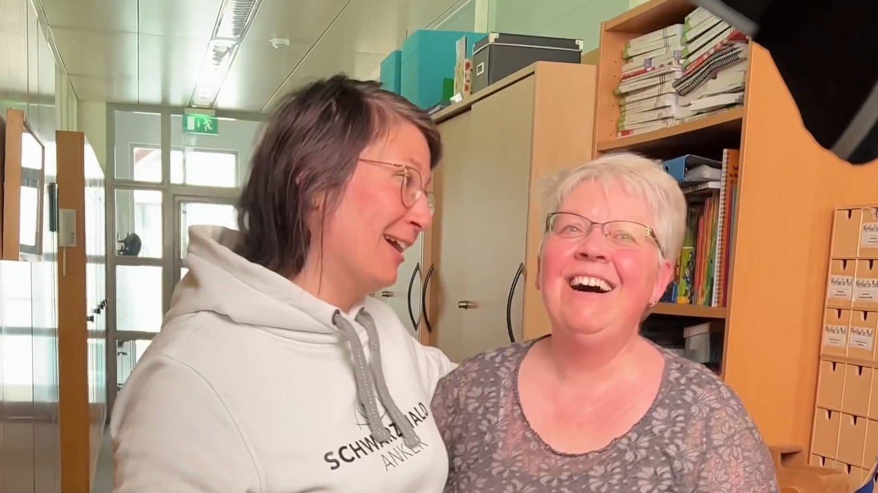 Einblicke in den Videopraxis-Workshop bei unique e.V.: Adina Kocher und eine Teilnehmerin lachen