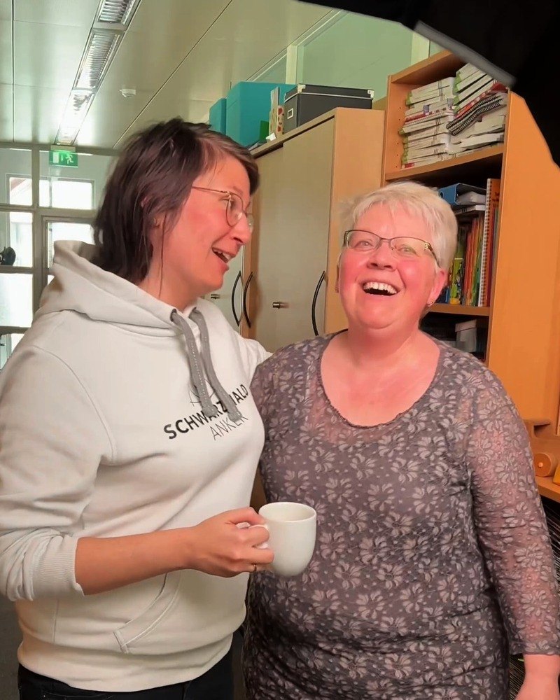 Adina Kocher lacht mit einer Teilnehmerin im Videopraxis-Workshop bei unique e.V.