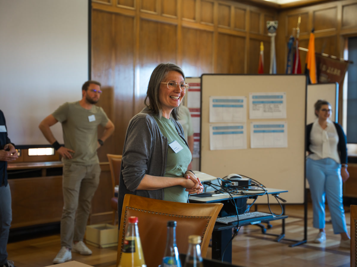 Adina Kocher lacht mit den Teilnehmern im Rathaus Böblingen
