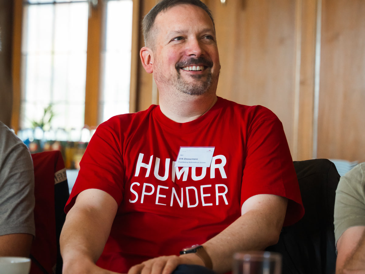 Teilnehmer der Stadt Böblingen lacht im Humor-Spender-Shirt