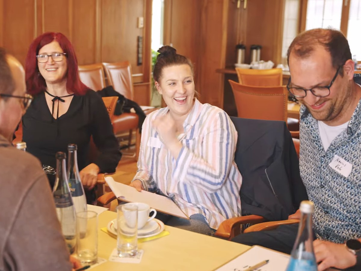 Gruppenarbeit mit Lachen im Arbeitgebermarken-Workshop der Stadt Böblingen