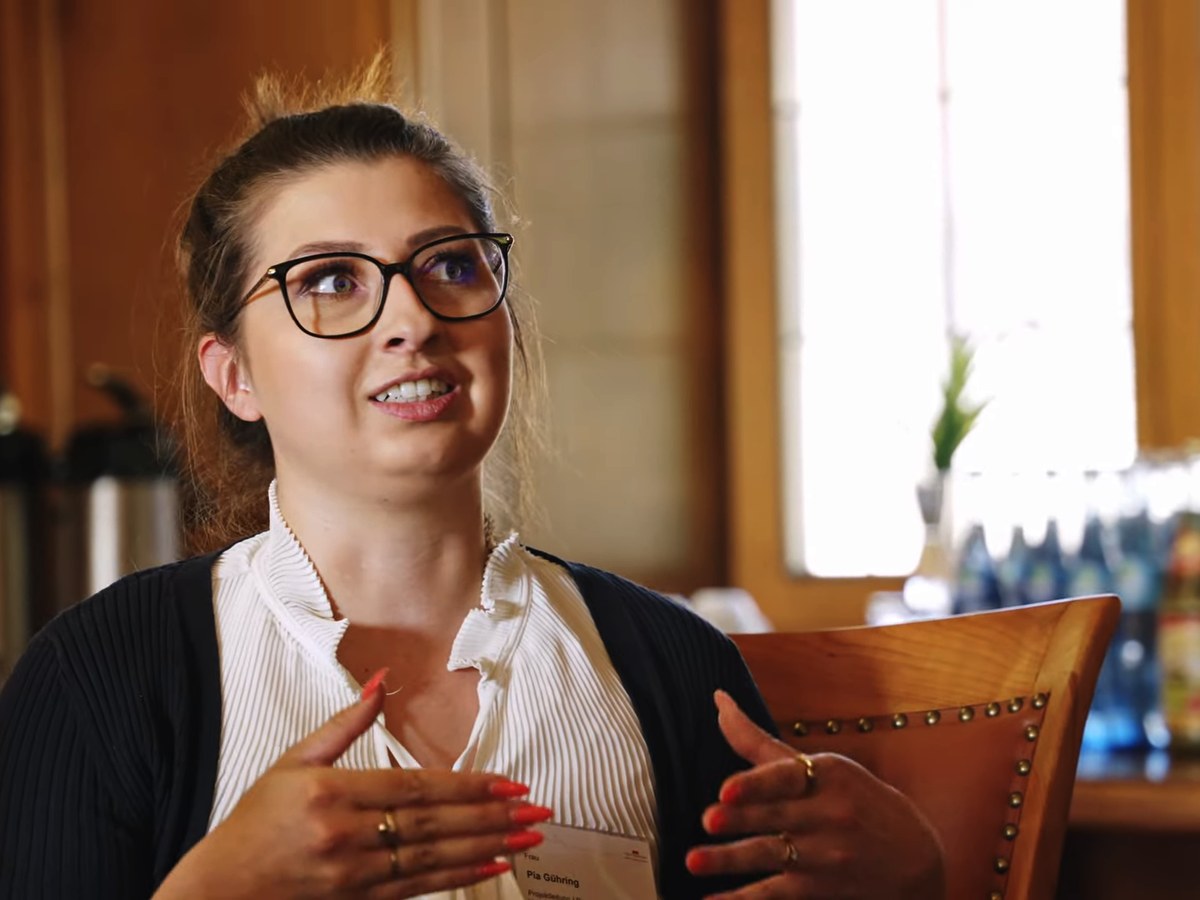 Teilnehmerin erzählt im Arbeitgebermarken-Workshop der Stadt Böblingen